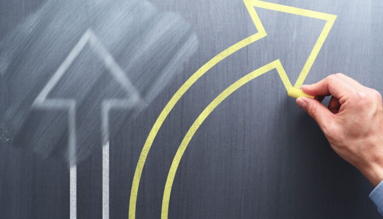 Ruka koja drži kredu i piše po tabli