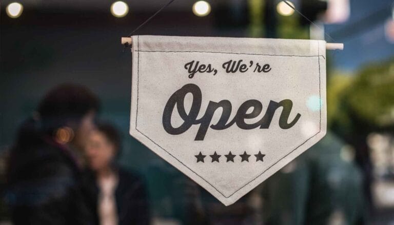 Znak OPEN na vratima firme