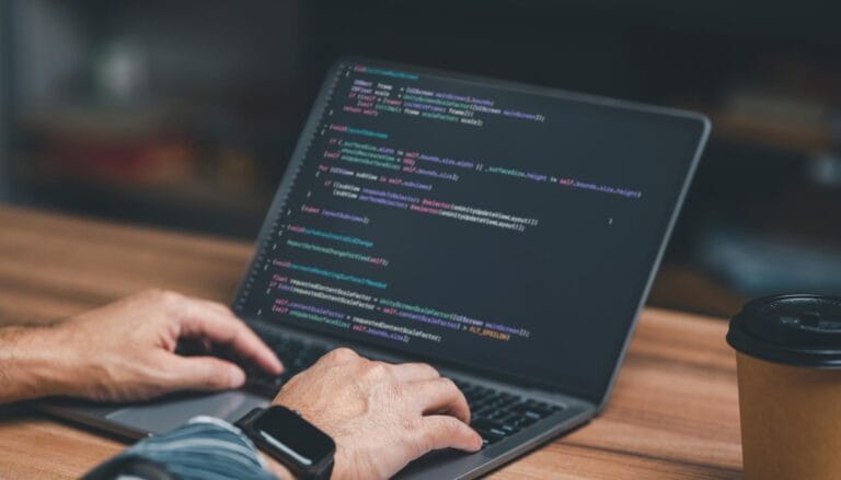 Čovek koji kuca na laptopu