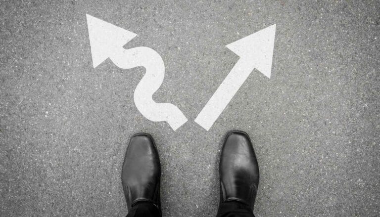 Cipele i znak na asfaltu