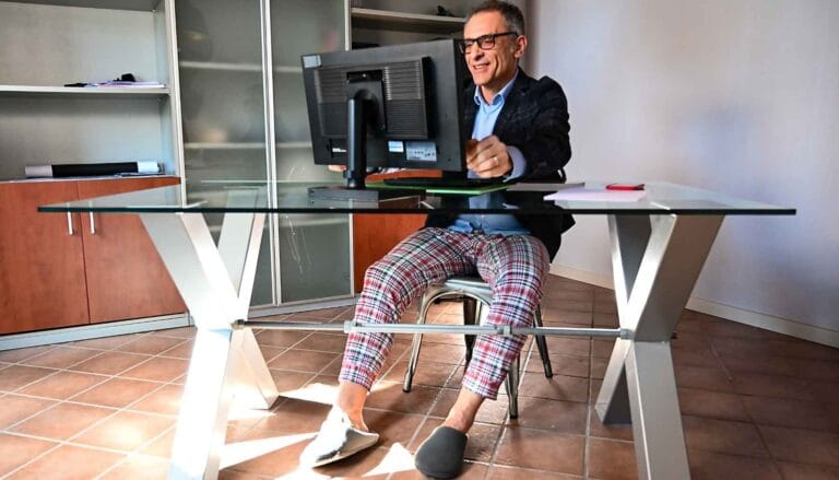 Rad od kuće, biznismen u sakou i umesto pantalona nosi pidžamu