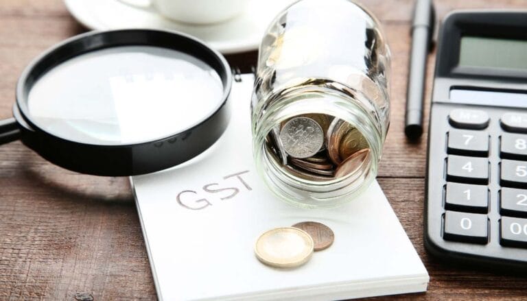 Poreske obaveze, lupa tegla sa novčićima i kaklulator