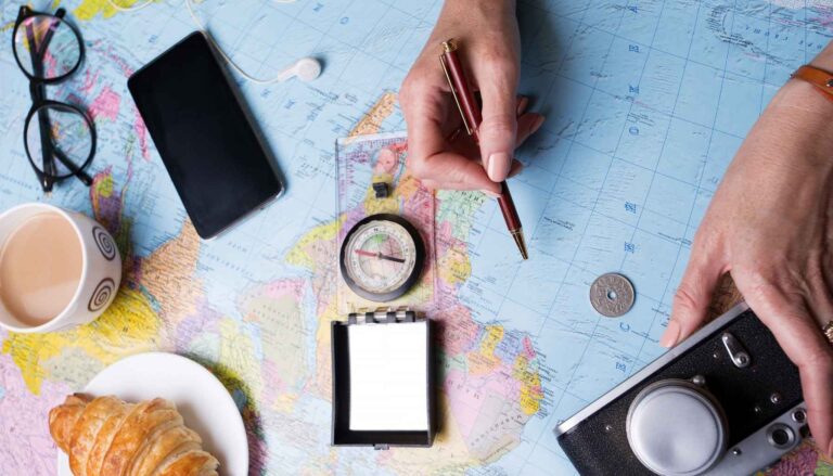 Mapa sveta na kojoj se planiraju službena putovanja u inostranstvo ovo je na slici daj alt tekst, title, caption i desc