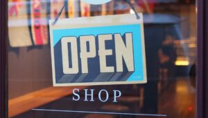 Natpis 'OPEN' na izlogu prodavnice
