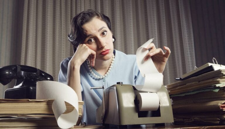 Žena koja očekuje posledice nplaćanja poreza na dohodak građana