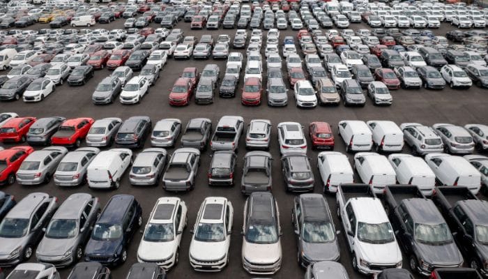 Automobili izloženi u prodajnom prostoru – prikaz trgovine i servisnih usluga motornih vozila