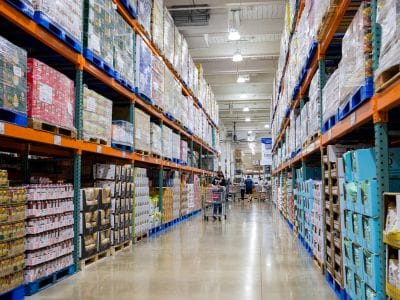Veleprodajna isporuka robe iz magacina – radnici pripremaju proizvode za distribuciju