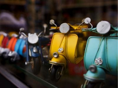 Polica sa realističnim modelima motocikala – igračke koje vizuelno podsećaju na prave motore