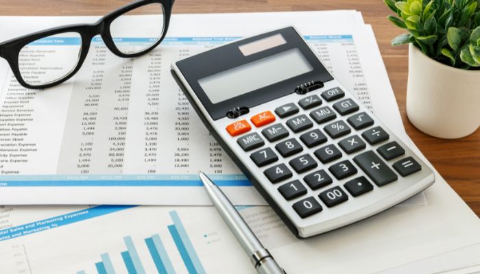 Digitron, papiri i finansijski izveštaji kao simbol računovodstvenih usluga, obračuna poreza i vođenja knjigovodstva za firme