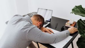 Mladi čovek umoran na poslu tokom probnog rada