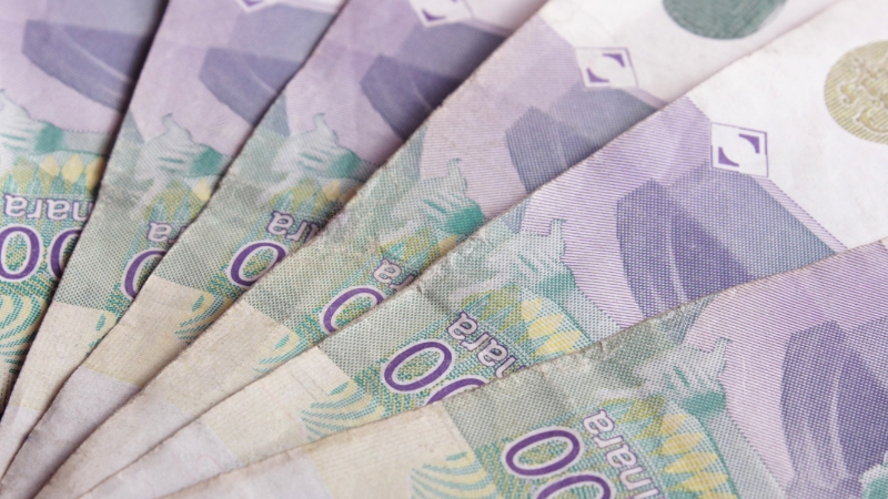 Novčanice od 5000 dinara poređane na stolu