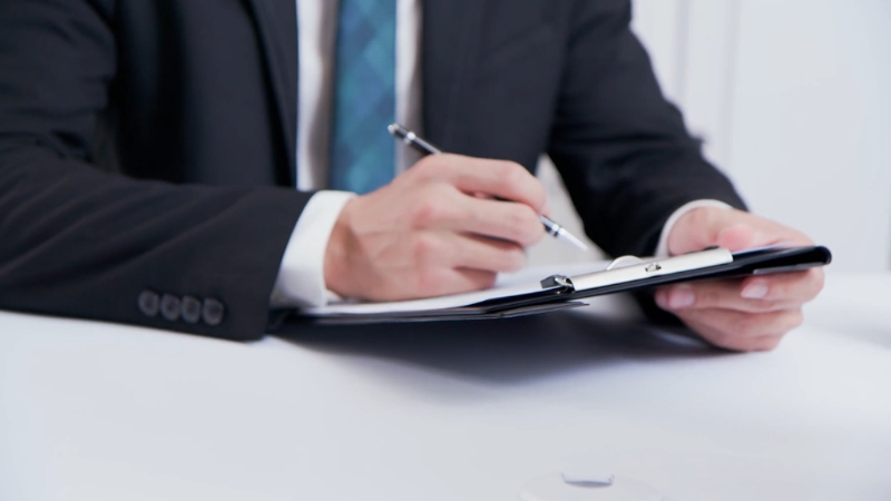 Zaposleni potpisuje ugovor o radu