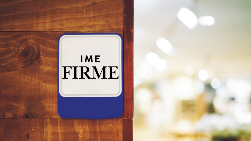 Tabla sa natpisom ime firme postavljena na ulazu u poslovni prostor