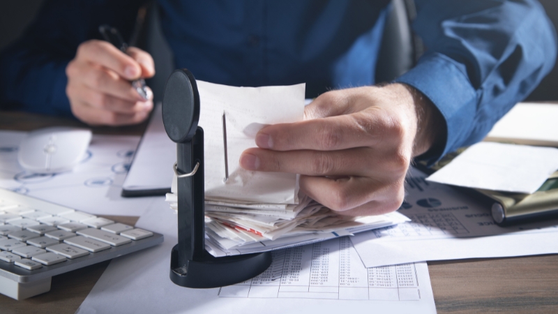 Knjigovođa pregleda fiskalne račune i proverava tačnost artikala i količina u evidenciji