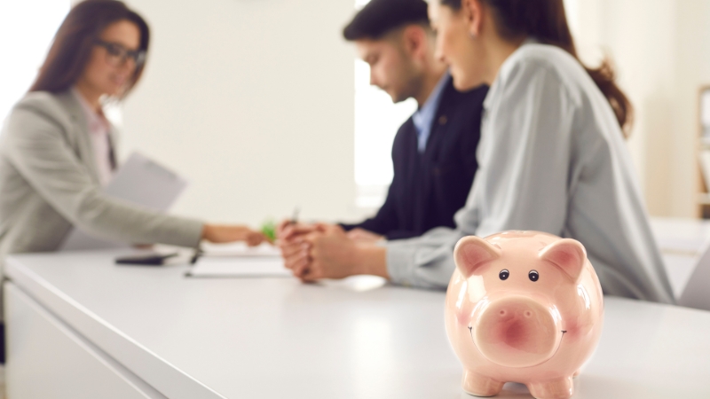 Par u banci razgovara sa službenikom o otvaranju računa