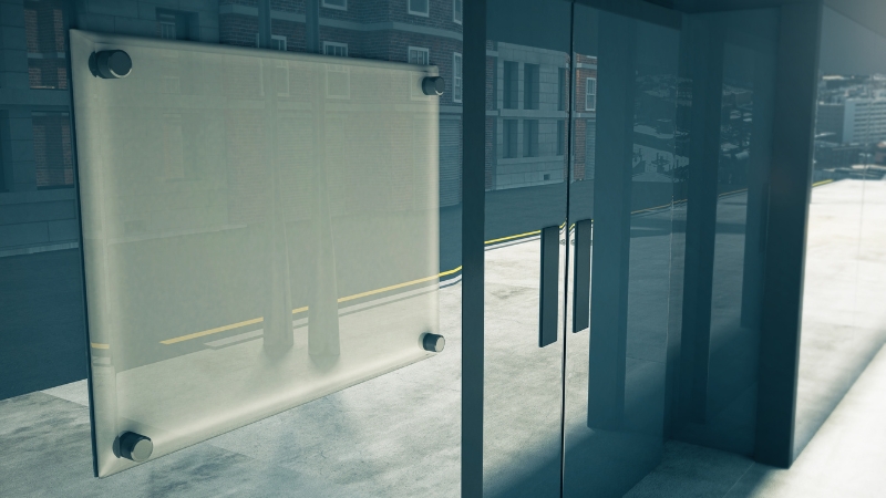 Staklena vrata firme sa praznom tablom za naziv postavljenom pored ulaza