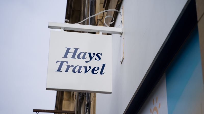 Tabla sa nazivom firme postavljena iznad ulaza u lokal kao oznaka poslovnog prostora