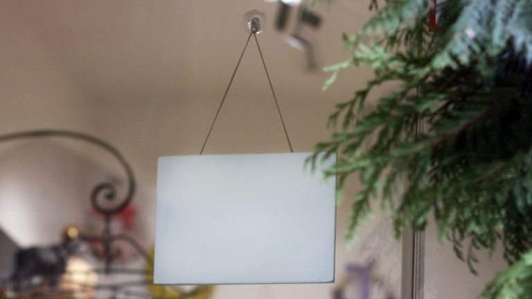 Prazna tabla za naziv firme okačena na ulazu u poslovni prostor