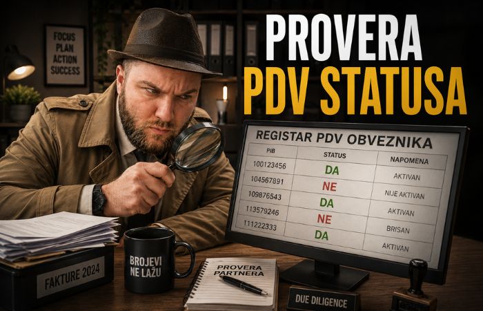 Muškarac obučen kao detektiv proverava registar PDV obveznika pomoću lupe na ekranu računara.