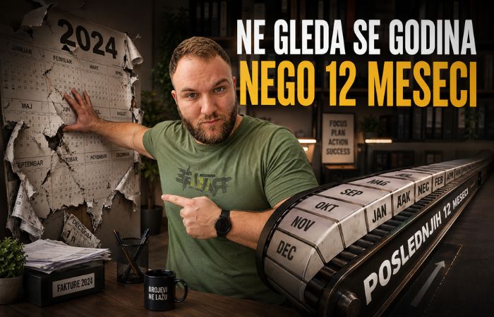 Muškarac u kancelariji pokazuje da se za PDV limit u Srbiji ne gleda kalendarska godina, već prethodnih 12 meseci.