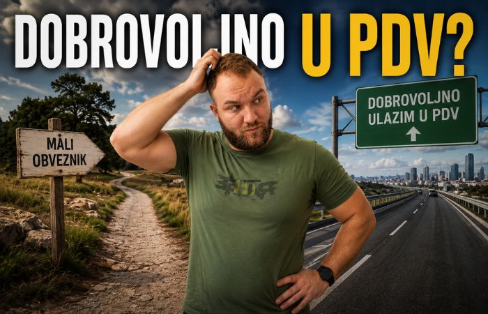 Muškarac stoji između dva puta i razmišlja da li da ostane mali obveznik ili da dobrovoljno uđe u PDV sistem.