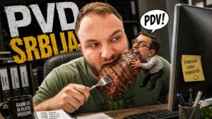 Muškarac u kancelariji jede veliko parče mesa nabodeno na viljušku dok mali državni službenik grize meso i viče PDV, uz natpis PVD Srbija u pozadini.