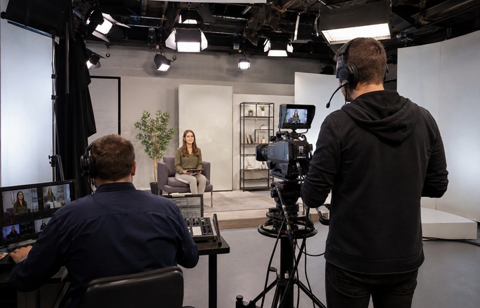 Televizijska produkcijska ekipa snima program u studiju