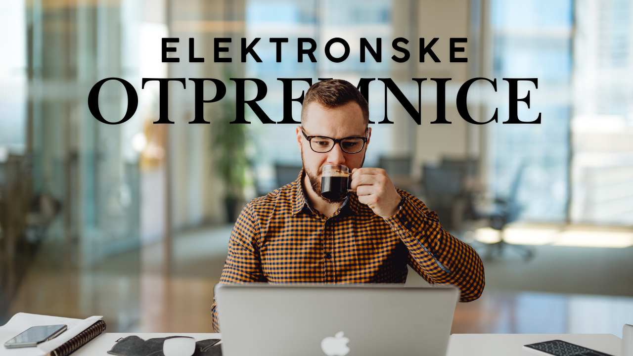 Čovek koji radi na sistemu e-otpremnice