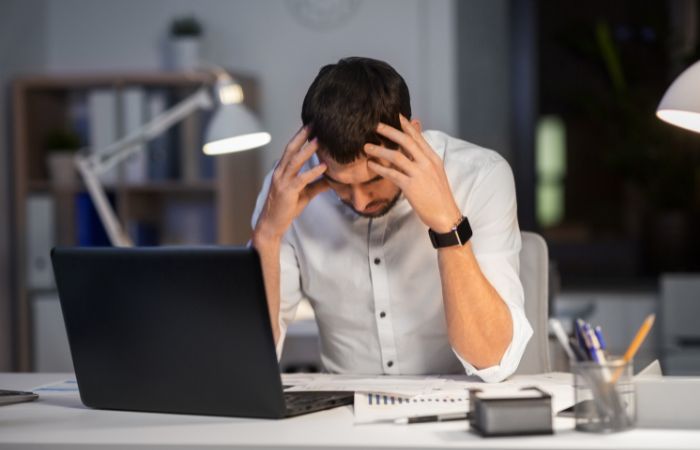 Čovek pod stresom ispred laptopa jer nije izdao pravilno e-fakture