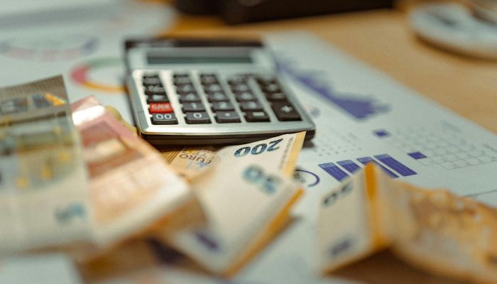 Pretvodni PDV, kalkulator i euri na stolu