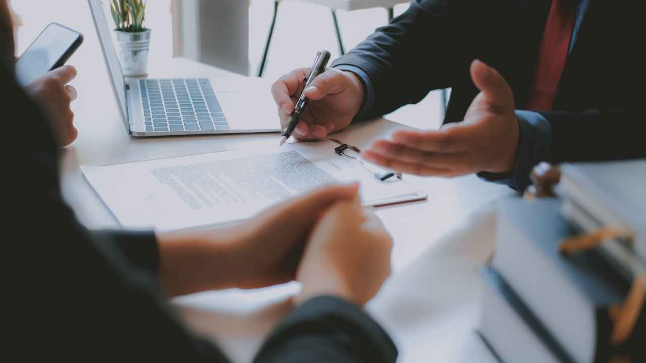 Devizni izvod – zaposleni analiziraju podatke u kancelariji