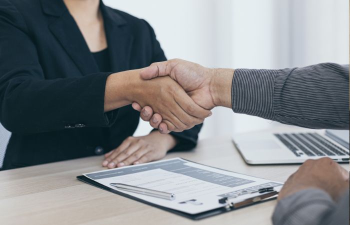 Poslovni partneri se rukuju u kancelariji