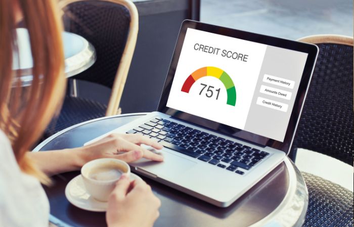 Kapital za razvoj 2026 i kredit score na laptopu